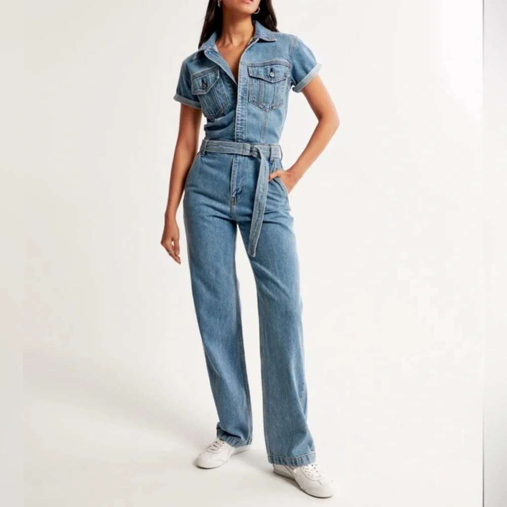 NWOT ABERCROMBIE & Fitch women's 90s
Relaxed Denim Jumpsuit size L - Picture 1 of 11